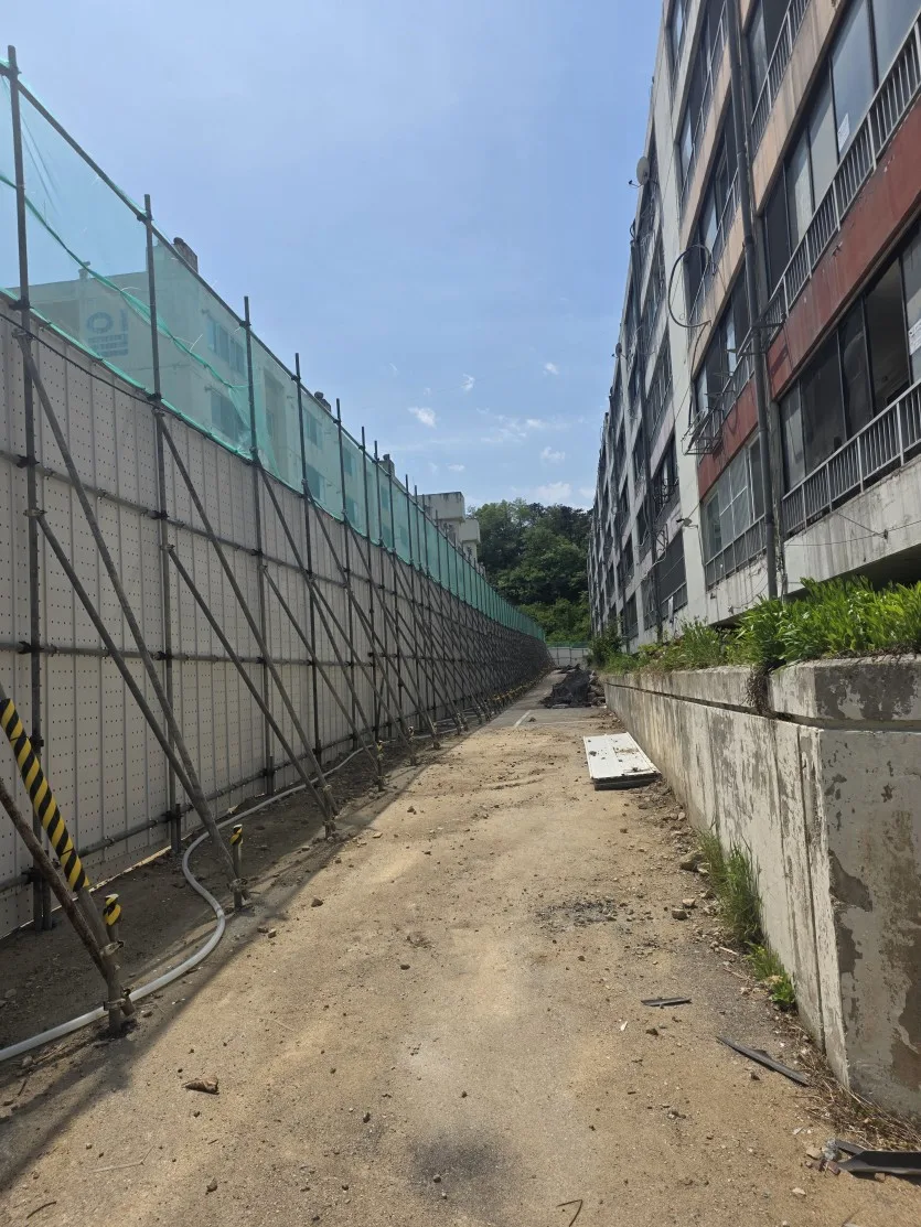 수원 서둔동 현장 외곽에 길게 설치된 RPP 가설벽
