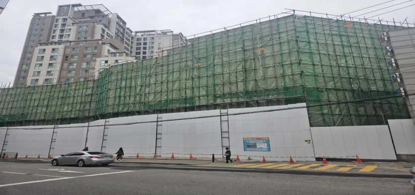 서울 흑석동 도심 철거 현장 외곽에 설치된 비계